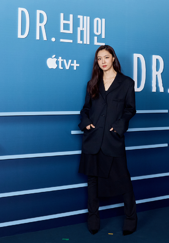 김지운 감독, 배우 이선균, 이유영, 박희순, 서지혜, 이재원이 3일 온라인으로 진행된 Apple 오리지널 시리즈 'Dr. 브레인' 프레스 컨퍼런스에 참석해 포즈를 취하고 있다. [사진=Apple TV+]