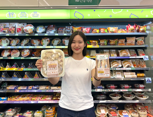 CU가 우리 농가 돕기의 일환으로 강원도에서 자란 두백 감자 등 국내산 감자로 만든 간편식 5종을 출시한다. [사진=BGF리테일]