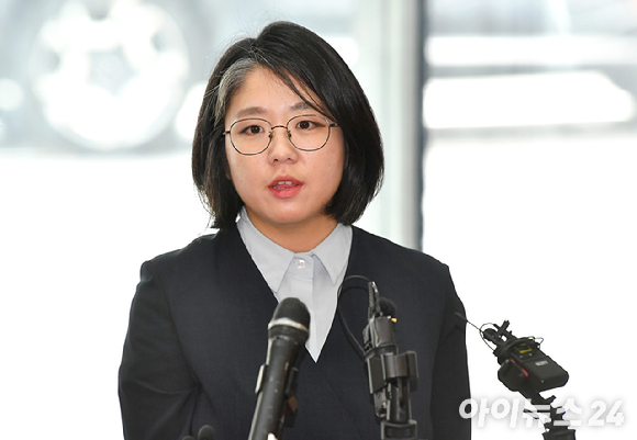 용혜인 성평등가족부 장관 후보자가 2일 서울 서대문구에 마련된 인사청문회 준비 사무실로 출근하며 취재진의 질문에 답하고 있다. [사진=곽영래 기자]