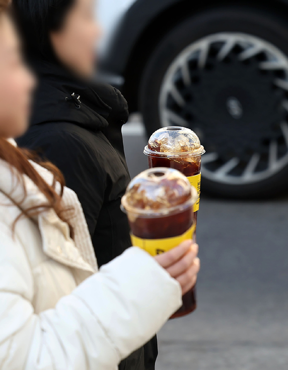 전국 대부분 지역이 영하권 날씨를 보인 24일 서울 용산구 한 거리에서 시민들이 아이스 커피를 들고 이동하고 있다. 2023.11.24.  [사진=뉴시스]