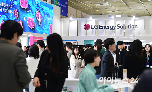 6일 서울 강남구 코엑스에서 열린 'EV트렌드코리아 2024’에서 관람객들이 LG에너지솔루션 부스를 둘러보고 있다. [사진=곽영래 기자]