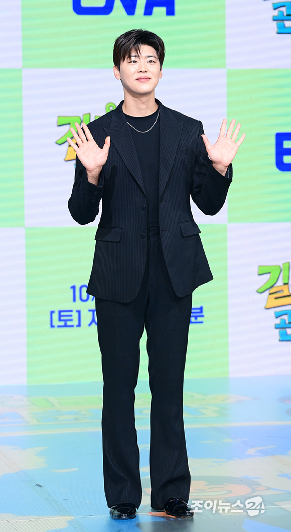 가수 박지현이 16일 오전 서울 마포구 쇼킹케이팝센터에서 열린 ENA 예능 프로그램 '길치라도 괜찮아' 제작발표회에 참석하고 있다. [사진=정소희 기자]