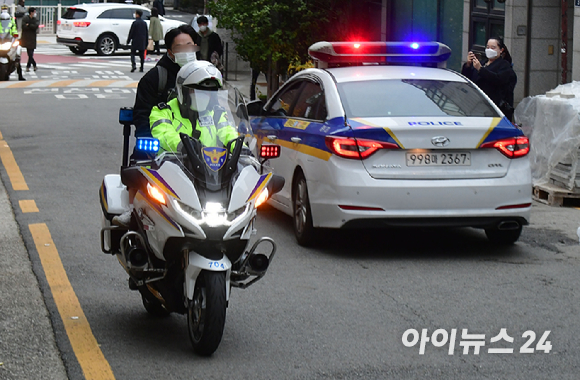 2022학년도 대학수학능력시험일인 18일 서울 종로구 경복고등학교에서 한 수험생이 경찰 오토바이를 타고 시험장으로 향하고 있다. [사진=사진공동취재단]