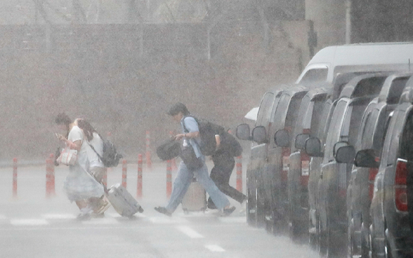 정체전선이 북상하며 호우특보가 내려진 지난달 29일 오후 제주국제공항에 굵은 장맛비가 쏟아지고 있다. [사진=뉴시스]