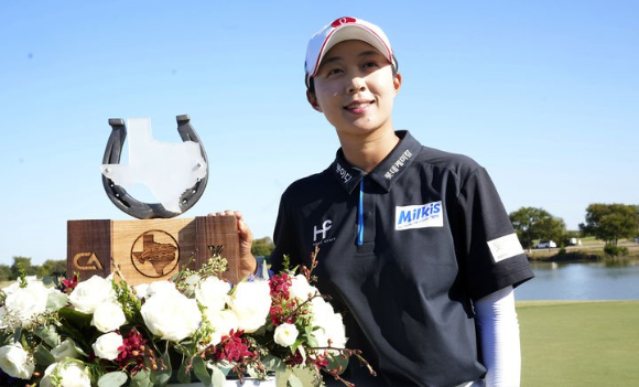 김효주가 9일(한국시간) 끝난 LPGA 투어 어센던트 LPGA에서 우승을 차지했다. 우승 트로피 옆에서 포즈를 취하고 있는 김효주. [사진=뉴시스]