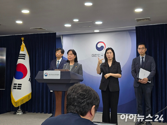 송경희 개인정보보호위원장이 11일 서울 종로구 정부서울청사에서 쿠팡사태 제재안 의결 브리핑을 하고 있다. [사진=연합뉴스]