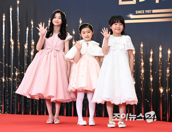 배우 윤채나, 이아라, 안세빈이 31일 오후 서울 영등포구 여의도동 KBS 신관에서 열린 2022 KBS 연기대상 레드카펫에 참석해 포즈를 취하고 있다. [사진=김성진 기자]