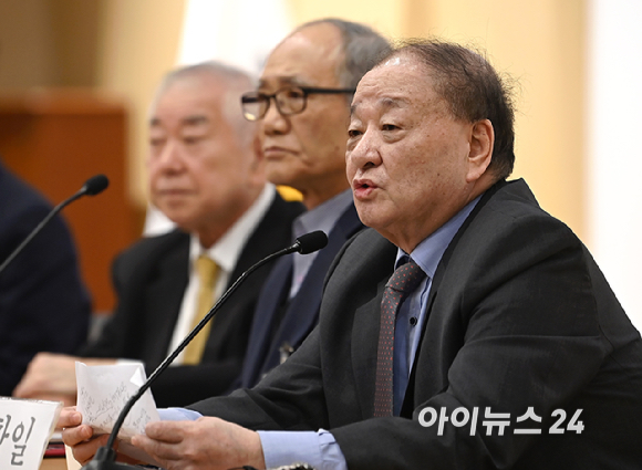 강창일 전 주일대사가 2일 오후 서울 여의도 국회도서관 대강당에서 'K민주주의와 한반도평화'라는 주제로 열린 포럼에서 발언을 하고 있다. [사진=곽영래 기자]