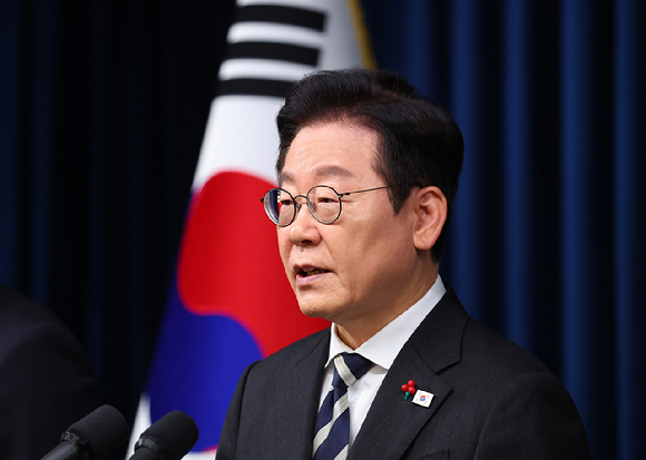 이재명 대통령이 12&middot;3 비상계엄 사태 1주년인 3일 용산 대통령실에서 '빛의 혁명 1주년 대국민 특별성명'을 발표하고 있다. 2025.12.3 [사진=연합뉴스]