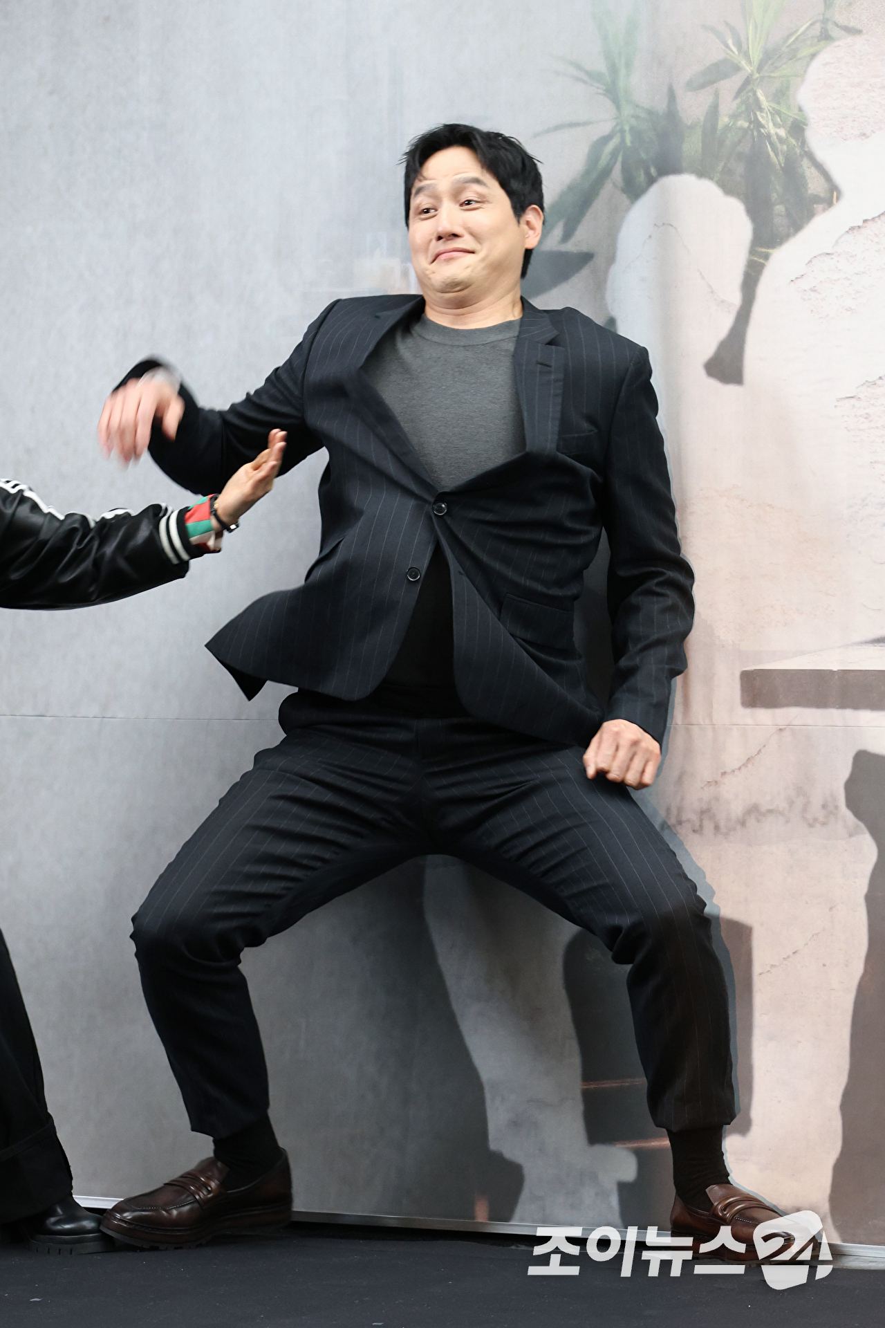 배우 박해준이 17일 오후 서울 마포구 상암동 스탠포드 호텔에서 열린 JTBC 새 토일드라마 '모두가 자신의 무가치함과 싸우고 있다' 제작발표회에 참석해 포즈를 취하고 있다. [사진=문수지 기자]