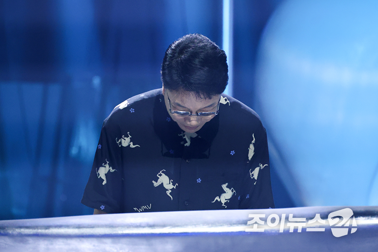 이수만 A2O엔터테인먼트 비저너리 리더 겸 키 프로듀서가 12일 오후 경기도 고양시 일산 킨텍스에서 진행된 A2O 소울(A2O SOUL)&middot;A2O 라이트(A2O LITE)의 데뷔쇼 '웰컴 투 소울라이트 프롬 A2O 소울 A2O 라이트(WELCOME TO SOULITE From A2O SOUL A2O LITE)' 행사에 참석해 인사를 하고 있다. [사진=문수지 기자]