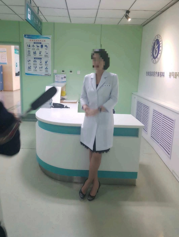 박나래 주사이모라 불리는 인물이 병원에서 의사 가운을 입고 인터뷰를 하고 있다. [사진=A씨 SNS 캡처]