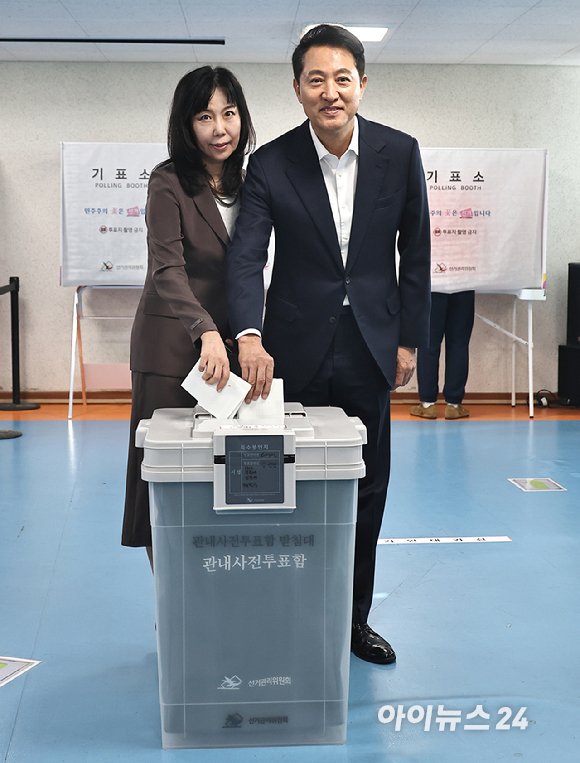 제9회 전국동시지방선거 사전투표 첫날인 29일 오전 서울 용산구 한남동주민센터에 마련된 사전투표소에서 오세훈 국민의힘 서울시장 후보와 부인 송현옥 씨가 투표하고 있다. [사진=정소희 기자]