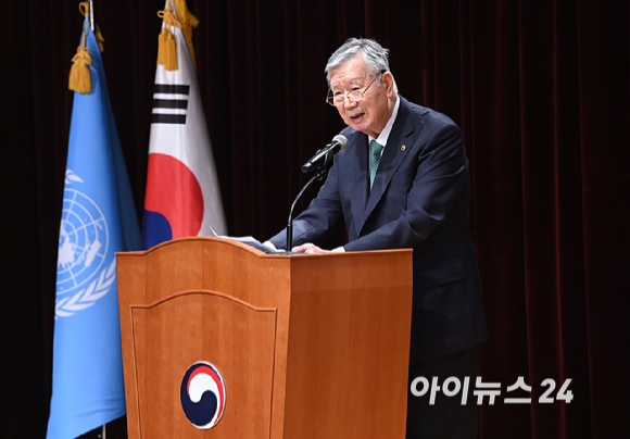 이중근 유엔한국협회장(부영그룹 회장)이 23일 서울 세종대로 외교부청사에서 열린 '제81회 유엔의 날 기념식' 행사에서 개회사를 하고 있다. [사진=곽영래 기자]