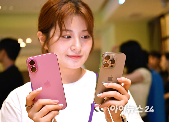 두바이 더 베이 페스티벌 시티 몰에 위치한 갤럭시 체험존에서 갤럭시S25를 살펴보는 고객들. [사진=삼성전자]