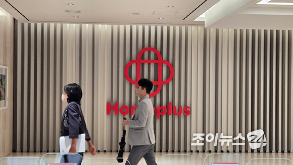 지난 19일 김병주 MBK 회장과 비공개 면담을 앞두고 관계자들이 서울 강서구 홈플러스 본사로 들어가고 있다. 이날 비공개 면담에서 김 회장은 유력한 후보자와 협상을 진행 중이라고 밝힌 것으로 전해졌다.[사진=진광찬 기자]