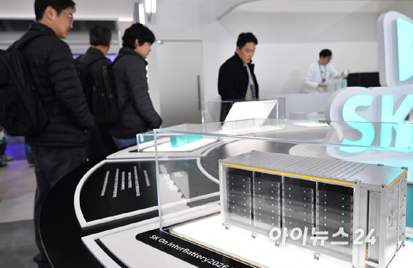 문식학 산업통상부 차관, 이철균 산자위 위원장, 김원이 산자위 간사, 엄기천 한국배터리 산업협회장 등 참석자들이 11일 서울 강남구 코엑스에서 열린 국내 최대 배터리 산업 전시회 '인터배터리 2026&rsquo;에서 테이프커팅을 하고 있다. [사진=곽영래 기자]