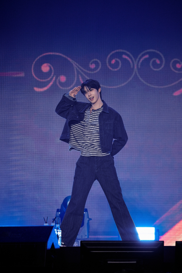 최립우가 2026 최립우 앙코르 팬미팅 '드로잉 우 : 엑시비션'에서 팬들을 만나고 있다. [사진=FNC엔터테인먼트]