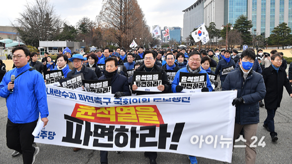 더불어민주당 박찬대 원내대표와 의원들이 18일 서울 여의도 국회에서 내란 수괴 윤석열 파면 촉구 도보행진을 하고 있다. [사진=곽영래 기자]