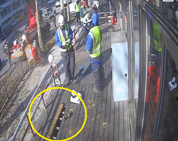 가지치기를 하던 작업자들이 식당 앞 데크를 훼손한 뒤 사장에게 사과 전화를 걸었다. [사진=스레드 @mt_omokyo]