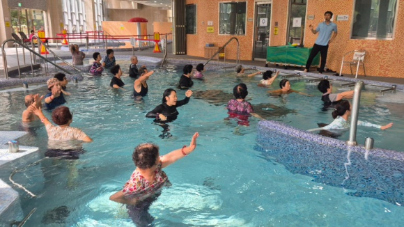 시니어웰라이프 참가자들이 수치유 체험을 하고 있다. [사진=한국산림복지진흥원 국립산림치유원]