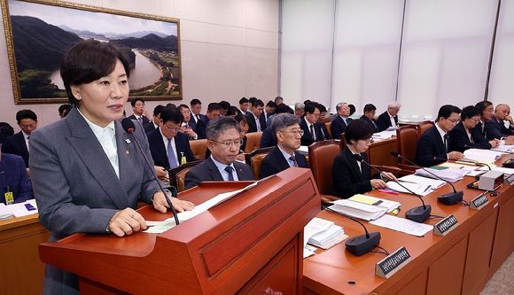 이진수 법무부 장관 직무대행이 8일 국회 법제사법위원회에서 열린 법무부, 대한법률구조공단 등에 대한 국정감사에서 법사위원 질의에 답하고 있다. 2026.10.8 [사진=연합뉴스]