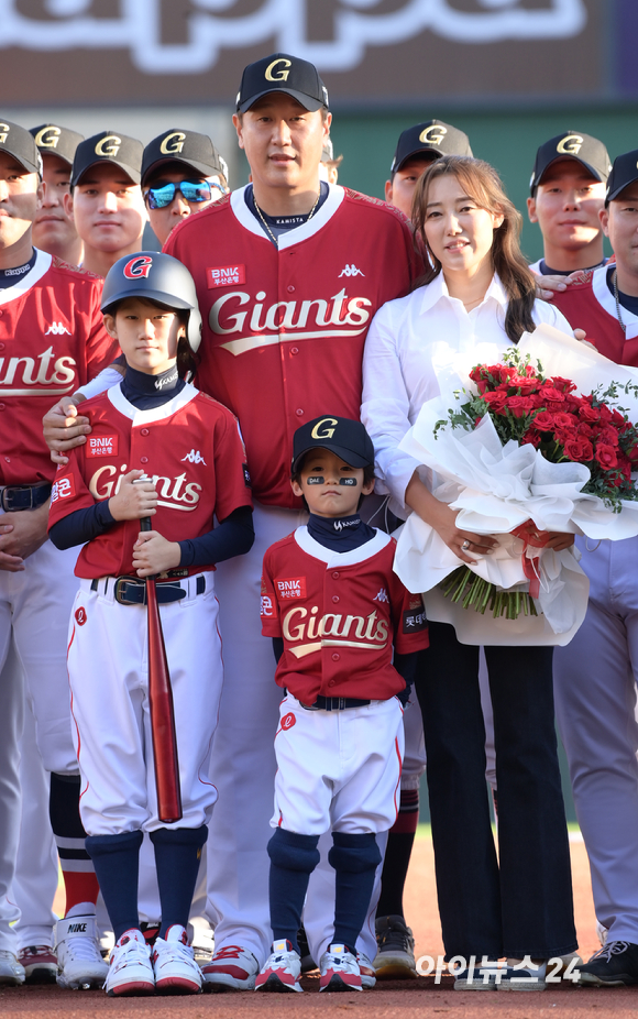 '조선의 4번 타자' 롯데 이대호의 은퇴식이 8일 부산 동래구 사직야구장에서 열린 가운데 이대호의 다양한 모습. [사진=정소희 기자]