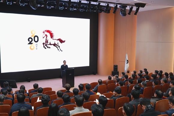 신익현 LIG넥스원 대표이사가 5일 판교하우스에서 열린 2026년 시무식에서 신년사를 하고 있다. [사진=LIG넥스원]