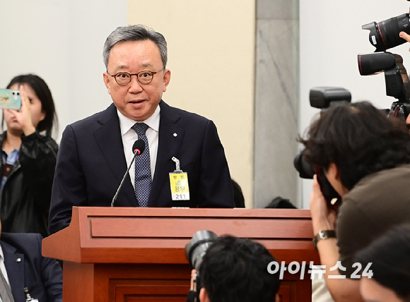 정상혁 신한은행장이 19일 오후 서울 여의도 국회에서 진행된 정무위원회 금융감독원 등 국정감사에 증인으로 출석하고 있다. [사진=정소희 기자]