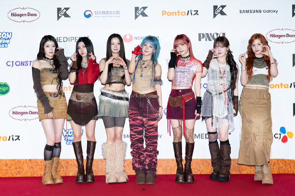 그룹 케플러가 지난 10일 일본 지바현 마쿠하리 멧세에서 개최된 '케이콘 재팬 2025(KCON JAPAN 2025)' 레드카펫 행사에서 포즈를 취하고 있다. [사진=CJ ENM]