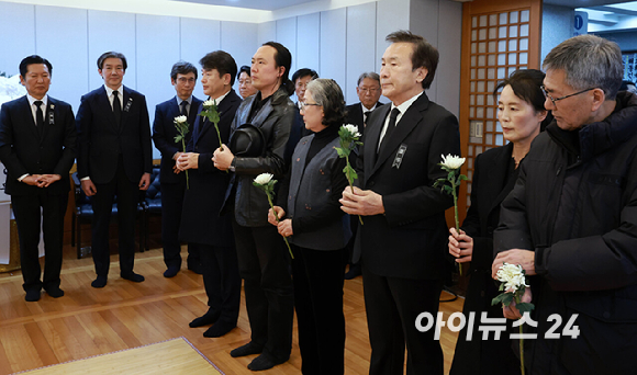 손학규 전 바른미래당 대표가 27일 서울 종로구 서울대병원 장례식장에 마련된 고 이해찬 전 국무총리 빈소에서 조문을 하고 있다. [사진=사진공동취재단]