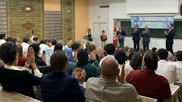 람지 누이라 로봇수술센터장이 수술로봇 '레보아이'를 이용해 수술을 집도하고 있다. [사진=미래컴퍼니]