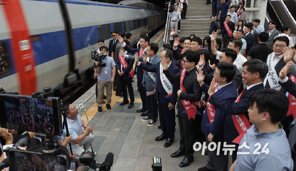 추석연휴가 시작되는 13일 오전 국민의힘 한동훈 대표, 추경호 원내대표 등 지도부가 서울역에서 귀성객에게 인사를 하고 있다. [사진=정소희 기자]