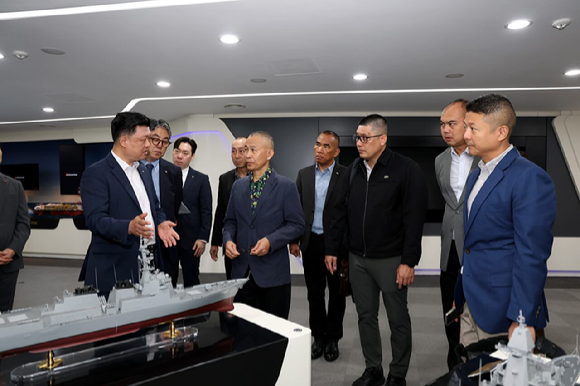 지난 25일 한화오션 거제사업장을 방문한 태국 해군 대표단이 한화오션 특수선사업부 관계자의 설명을 듣고 있다. [사진=한화오션]