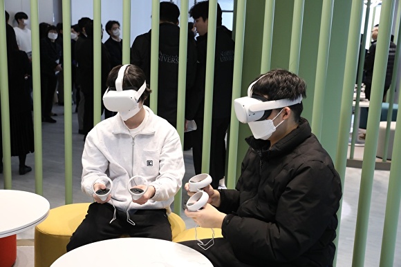 남서울대 미래플랫폼 체험관 VR(가상현실)존에서 학생들이 체험을 하고 있다. [사진=남서울대]