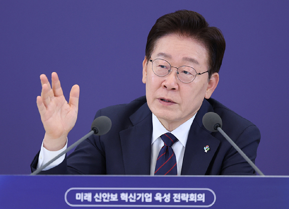 이재명 대통령이 26일 청와대에서 열린 '미래신안보 혁신기업 육성전략' 회의에서 발언하고 있다. 2026.6.26 [청와대통신사진기자단] [사진=연합뉴스]