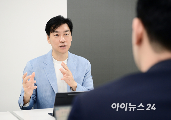 김병수 로보티즈 대표이사가 17일 서울 마곡에 위치한 로보티즈 본사에서 진행된 아이뉴스24와의 인터뷰에 앞서 포즈를 취하고 있다. [사진=정소희 기자]