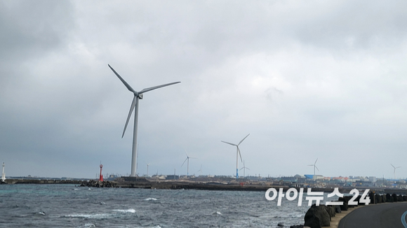 제주도 해안에 풍력발전기가 돌아가고 있다. 기존 에너지원에서 재생에너지로 전환하는데 있어 기상과 기후를 고려한 정확한 예측 시스템 등이 중요하다는 지적이 나왔다.  [사진=정종오 기자]