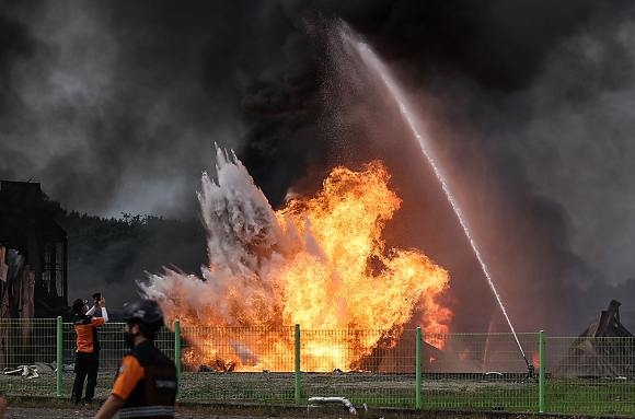 3일 경북 영천시 금호읍 구암리 채신공단 내 화장품 원료 제조공장에서 불이 나며 크고 작은 폭발이 계속되는 가운데 관계 당국이 진화 상황을 주시하고 있다. 2025.8.3 [사진=연합뉴스]