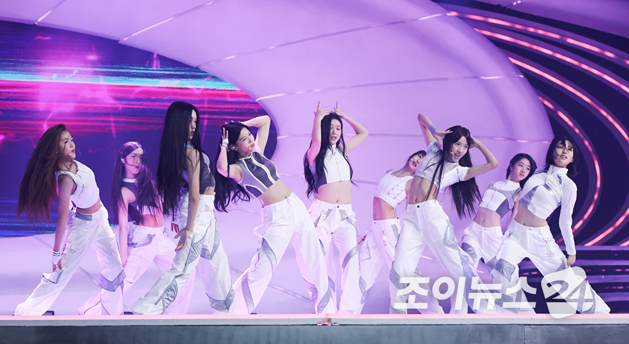 그룹 A2O 라이트가 12일 오후 경기도 고양시 일산 킨텍스에서 진행된 A2O 소울(A2O SOUL)&middot;A2O 라이트(A2O LITE)의 데뷔쇼 '웰컴 투 소울라이트 프롬 A2O 소울 A2O 라이트(WELCOME TO SOULITE From A2O SOUL A2O LITE)' 행사에 참석해 열띤 무대를 펼치고 있다. [사진=문수지 기자]