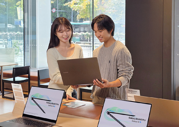 삼성전자서비스의 전문 엔지니어에게 삼성 노트북 무료 점검을 받는 모습 [사진=삼성전자]