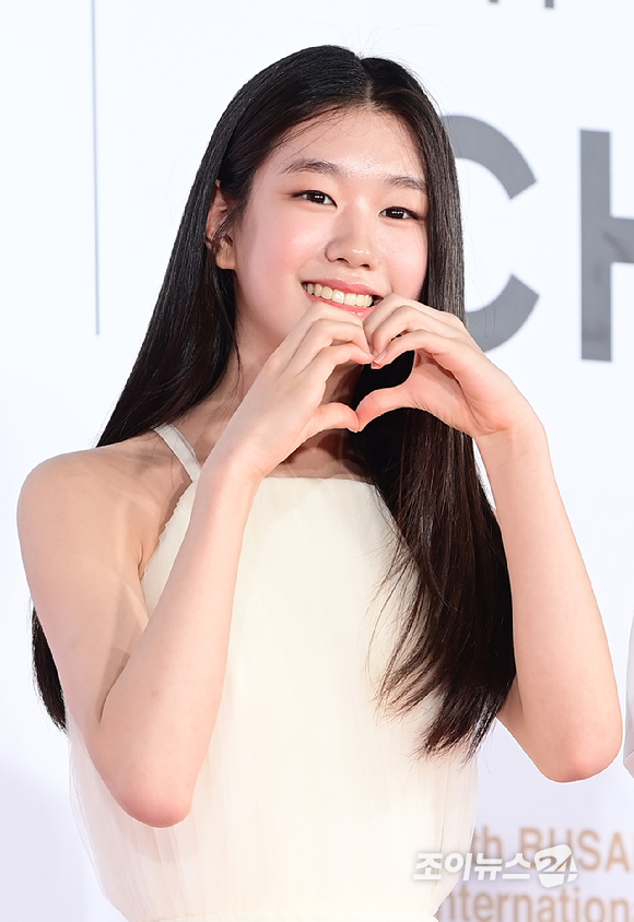 배우 박소이가 17일 오후 부산광역시 해운대구 영화의 전당에서 열린 제30회 부산국제영화제 개막식 레드카펫 행사에 참석하고 있다. [사진=정소희 기자]