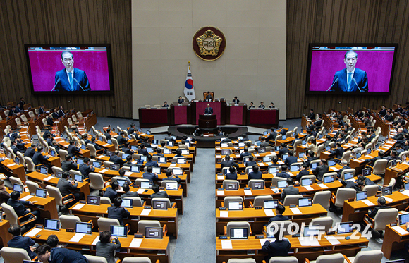 한덕수 대통령 권한대행 국무총리가 24일 오전 서울 여의도 국회 본회의장에서 열린 제424회 국회(임시회) 제6차 본회의에서 2025년도 제1회 추가경정예산안에 대한 정부의 시정연설을 하고 있다. [사진=곽영래 기자]
