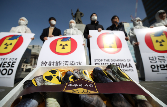 환경운동연합, 시민방사능감시센터 활동가들이 '후쿠시마 오염수 해양 방류 말고 장기 보관, 대통령은 일본 정부에 요구하라'는 기자회견을 하고 있다. [사진=뉴시스]