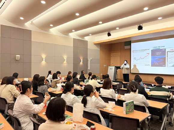 국립백두대간수목원이 18일 분당서울대병원 소아암 병동에서 알파인하우스 교보재를 기부했다. [사진=국립백두대간수목원]