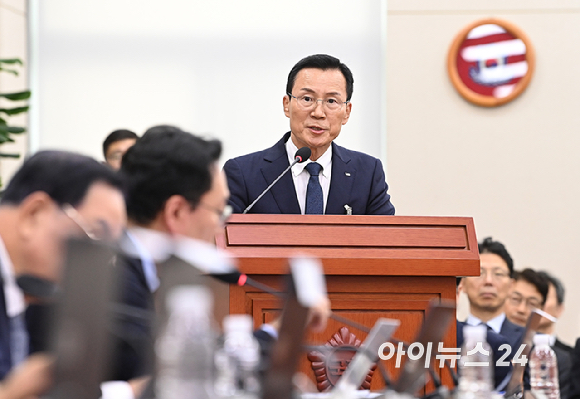 신익현 LIG디펜스앤에어로스페이스(LIG D&A) 대표이사가 26일 서울 여의도 국회 국방위원회에서 열린 국방부와 합동참모본부 등 국방위 소관 기관에 대한 종합 국정감사에 출석해 질의에 답변하고 있다. [사진=곽영래 기자]