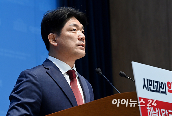 이용 전 국회의원이 6일 서울 여의도 국회 소통관에서 하남갑 국회의원 보궐선거 출마선언 기자회견을 하고 있다. [사진=곽영래 기자]