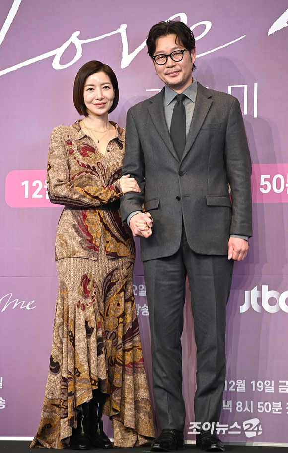 배우 윤세아, 유재명이 18일 서울 구로구 더 링크 서울 호텔에서 열린 JTBC 새 금요시리즈 '러브 미' 제작발표회에서 포즈를 취하고 있다. [사진=곽영래 기자]