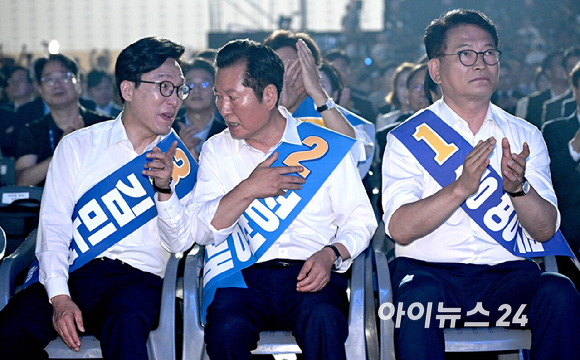 정청래(오른쪽), 김민석 더불어민주당 당대표 후보가 17일 대전 유성구 대전컨벤션센터 제2전시장에서 열린 더불어민주당 제3차 정기전국당원대회에서 대화를 나누고있다. [사진=곽영래 기자]