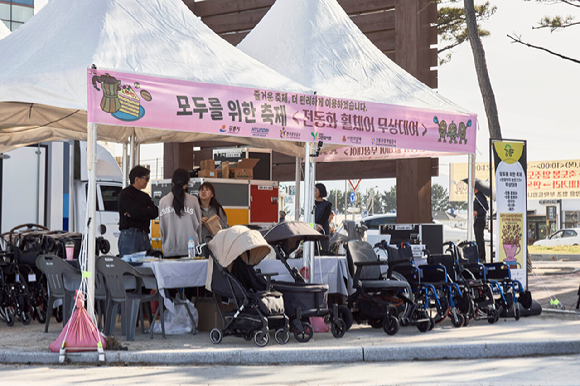 현대차그룹의 '휠셰어 이동식 대여소'를 운영하는 모습. [사진=현대자동차그룹]